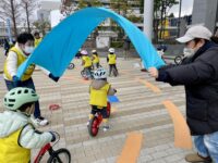寒気の中、オール３歳児と子ども自転車安全教室